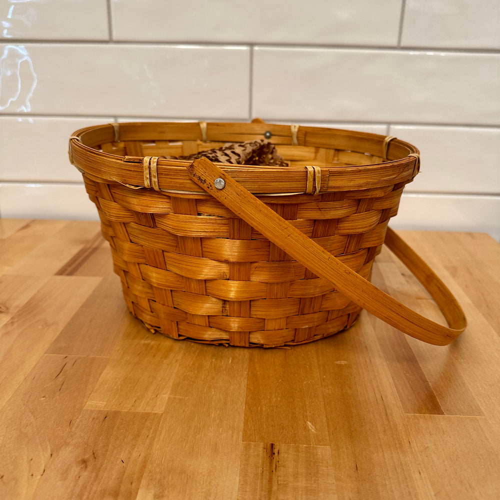 
                      
                        Oval Gift Basket With Handle 9"
                      
                    