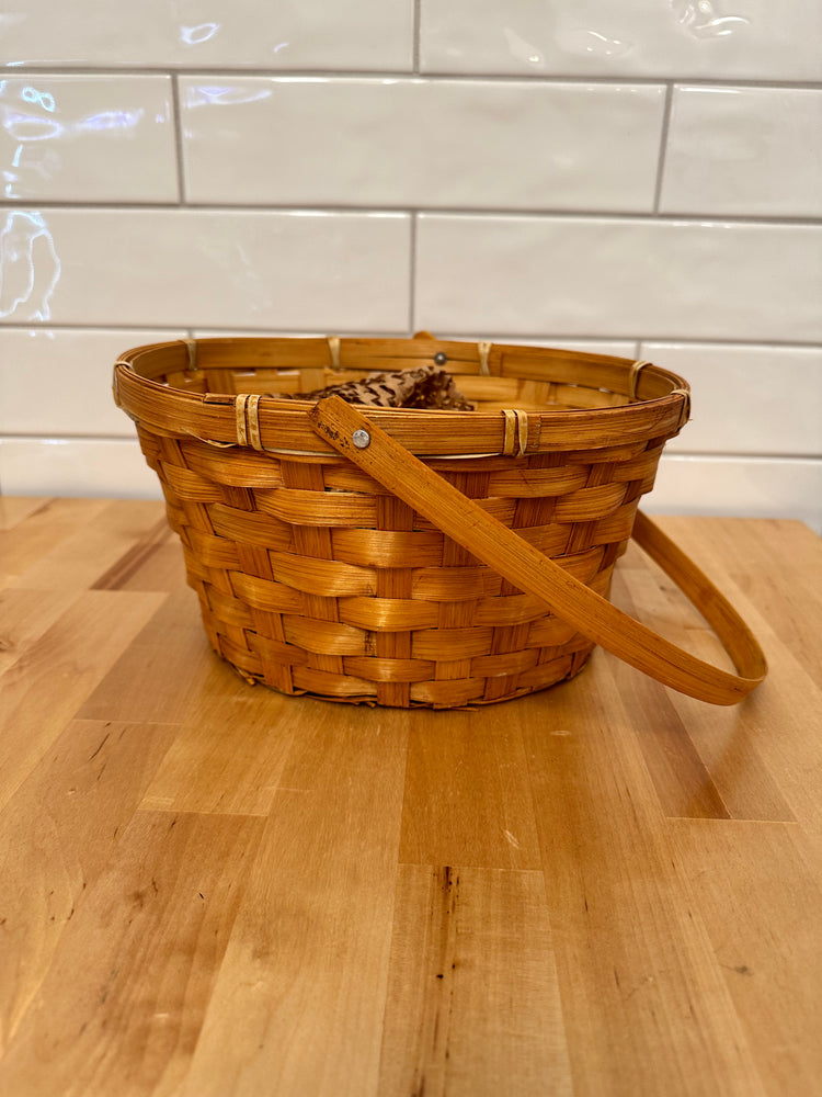 
                  
                    Oval Gift Basket With Handle 9"
                  
                